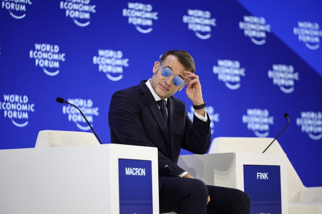 Apariția lui Macron la Davos a făcut să explodeze pe bursă acțiunile producătorului de ochelari de soare