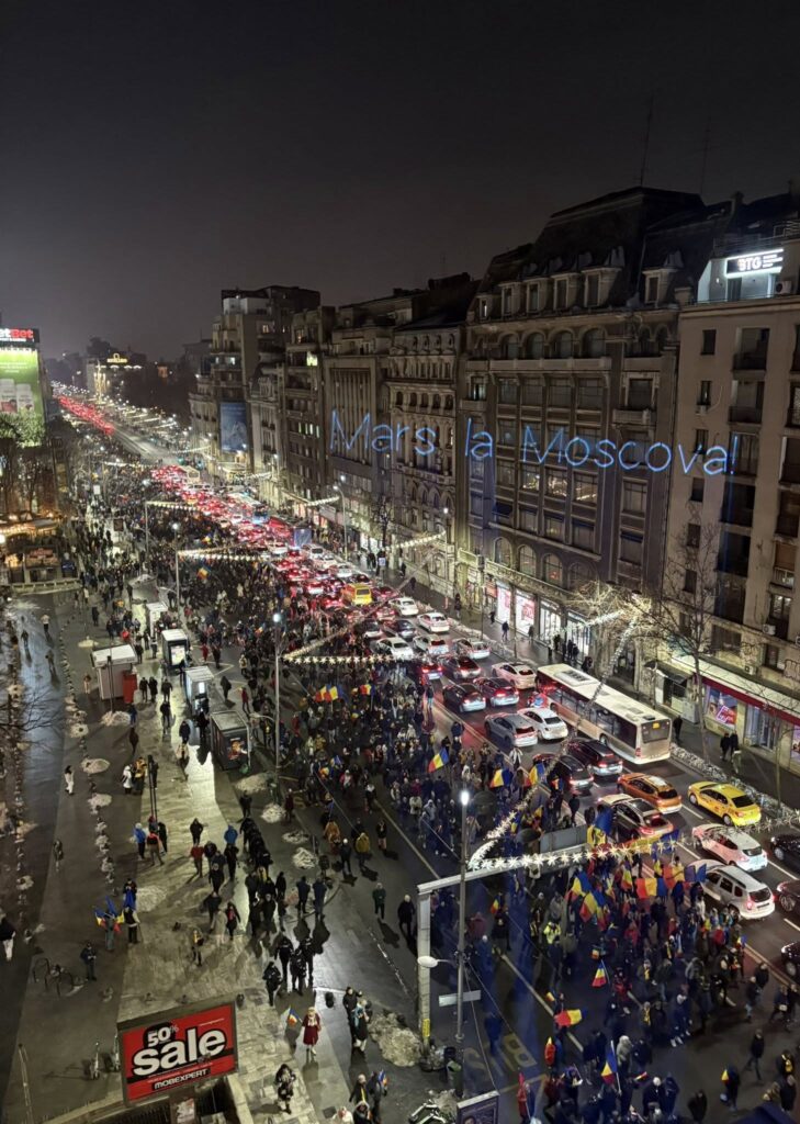 „Marș la Moscova” – Mesaj proiectat pe clădirile din Piața Universității la protestul suveraniștilor (Foto &amp; Video)