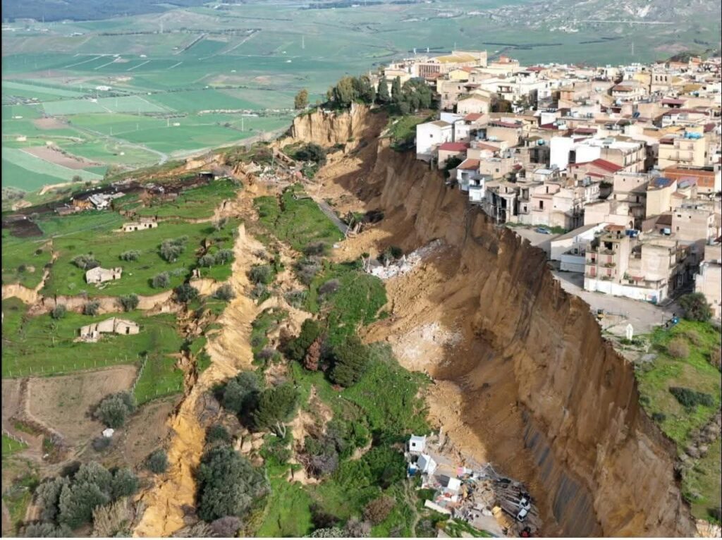 Un oraș din Italia a rămas suspendat pe o stâncă, deasupra unei prăpăstii. Meloni s-a dus să vadă cu ochii ei (Foto & Video)