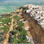 Un oraș din Italia a rămas suspendat pe o stâncă, deasupra unei prăpăstii. Meloni s-a dus să vadă cu ochii ei (Foto & Video)