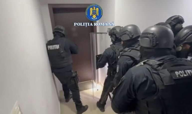 București: O femeie sechestrată de fostul iubit, alături de copilul de un an a fost eliberată de forțele SAS (Video)