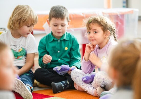Bullying-ul din grădinițe necesită abordare specializată. Izolarea și excluderea de la jocuri sunt cele mai întâlnite forme