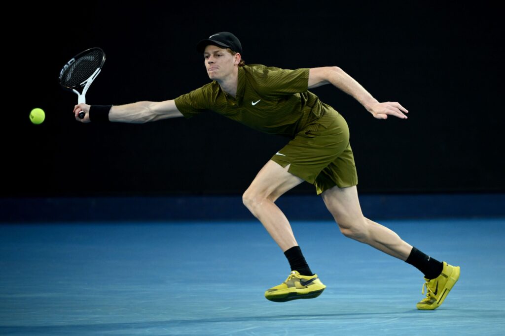 Jannik Sinner a vrut să abandoneze în turul al treilea la Australian Open, dar decizia organizatorilor l-a salvat in extremis