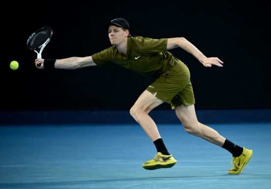 Jannik Sinner a vrut să abandoneze în turul al treilea la Australian Open, dar decizia organizatorilor l-a salvat in extremis