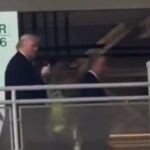 Trump i-ar fi arătat degetul mijlociu unui protestatar, apoi a spus despre Biden că „era complet drogat” (Video)