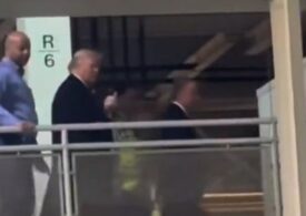 Trump i-ar fi arătat degetul mijlociu unui protestatar, apoi a spus despre Biden că „era complet drogat” (Video)