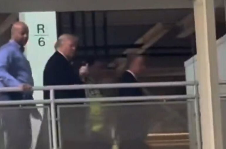 Trump i-ar fi arătat degetul mijlociu unui protestatar, apoi a spus despre Biden că „era complet drogat” (Video)