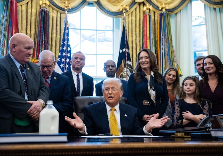 CNN: „Lumea nebună” a lui Trump, cu sticle de lapte, sănii trase de câini și bombe pentru Iran