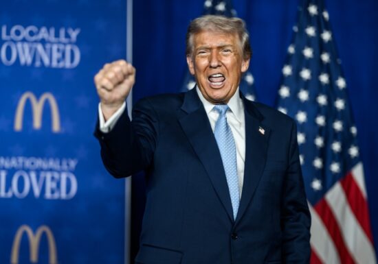 Trump anunță că orice țară care face afaceri cu Iranul va fi supusă unei taxe vamale de 25%