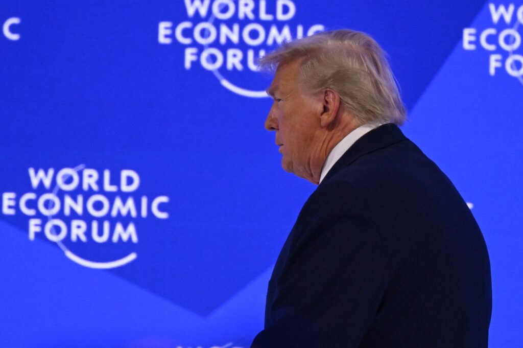 Trump, luat peste picior la Davos de democrații americani, după ce s-a predat în fața Danemarcei și a aliaților europeni