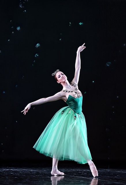 Virna Toppi in Jewels - Esmeralds di George Balanc