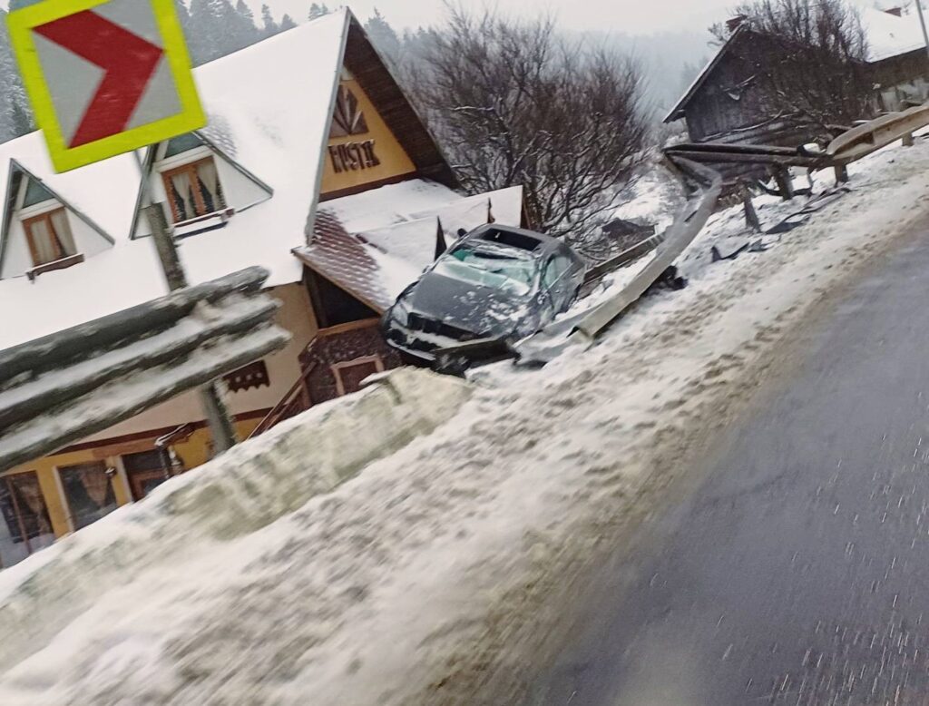 Accident spectaculos la Predeal. O mașină a ieșit de pe drum și a rămas blocată pe acoperișul unei pensiuni (Foto & Video)