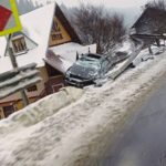 Accident spectaculos la Predeal. O mașină a ieșit de pe drum și a rămas blocată pe acoperișul unei pensiuni (Foto & Video)