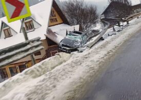 Accident spectaculos la Predeal. O mașină a ieșit de pe drum și a rămas blocată pe acoperișul unei pensiuni (Foto & Video)