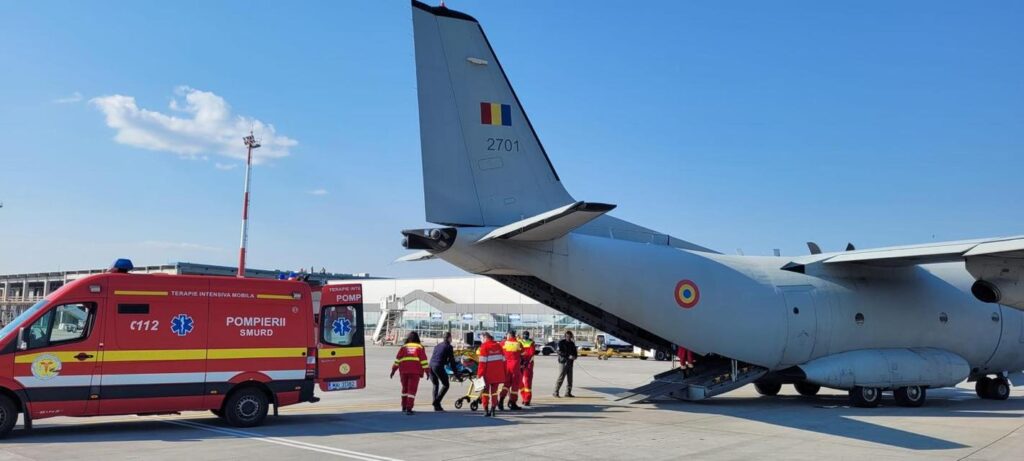 România a trimis o aeronavă militară în Elveția pentru a transporta 6 pacienți cu arsuri la un spital din Franța (Video)