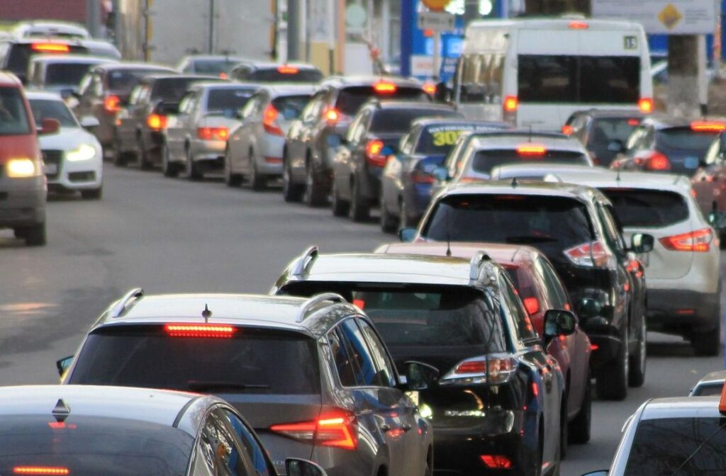 Trafic aglomerat pe Valea Prahovei. Sunt cozi pe DN 1 și spre Ploiești și Brașov