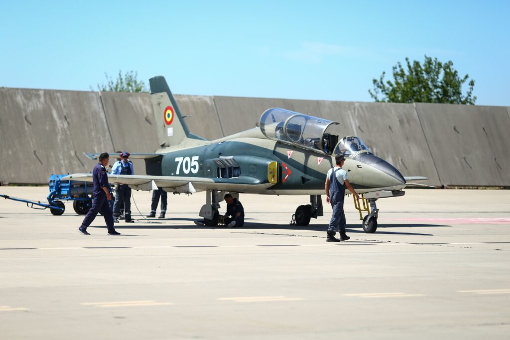 Singura fabrică de avioane militare din România, în pericol de închidere. Miruță: S-a întâlnit un prost cu un șmecher