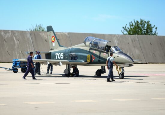 Singura fabrică de avioane militare din România, în pericol de închidere. Miruță: S-a întâlnit un prost cu un șmecher