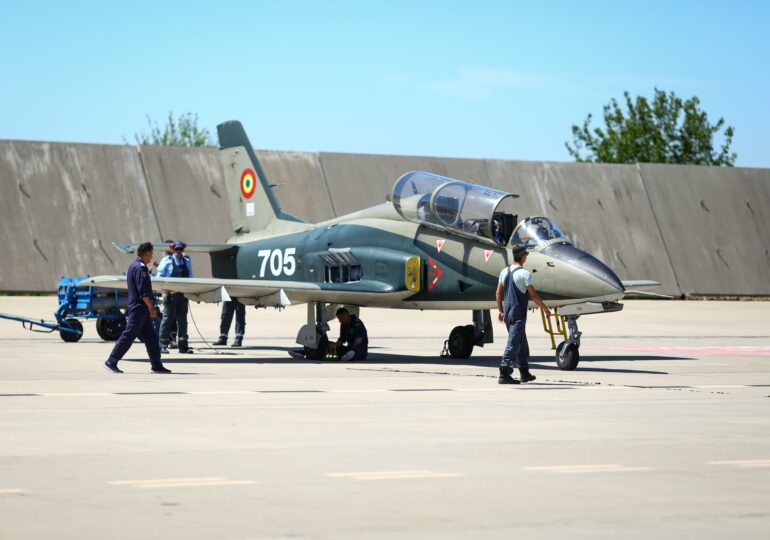 Singura fabrică de avioane militare din România, în pericol de închidere. Miruță: S-a întâlnit un prost cu un șmecher