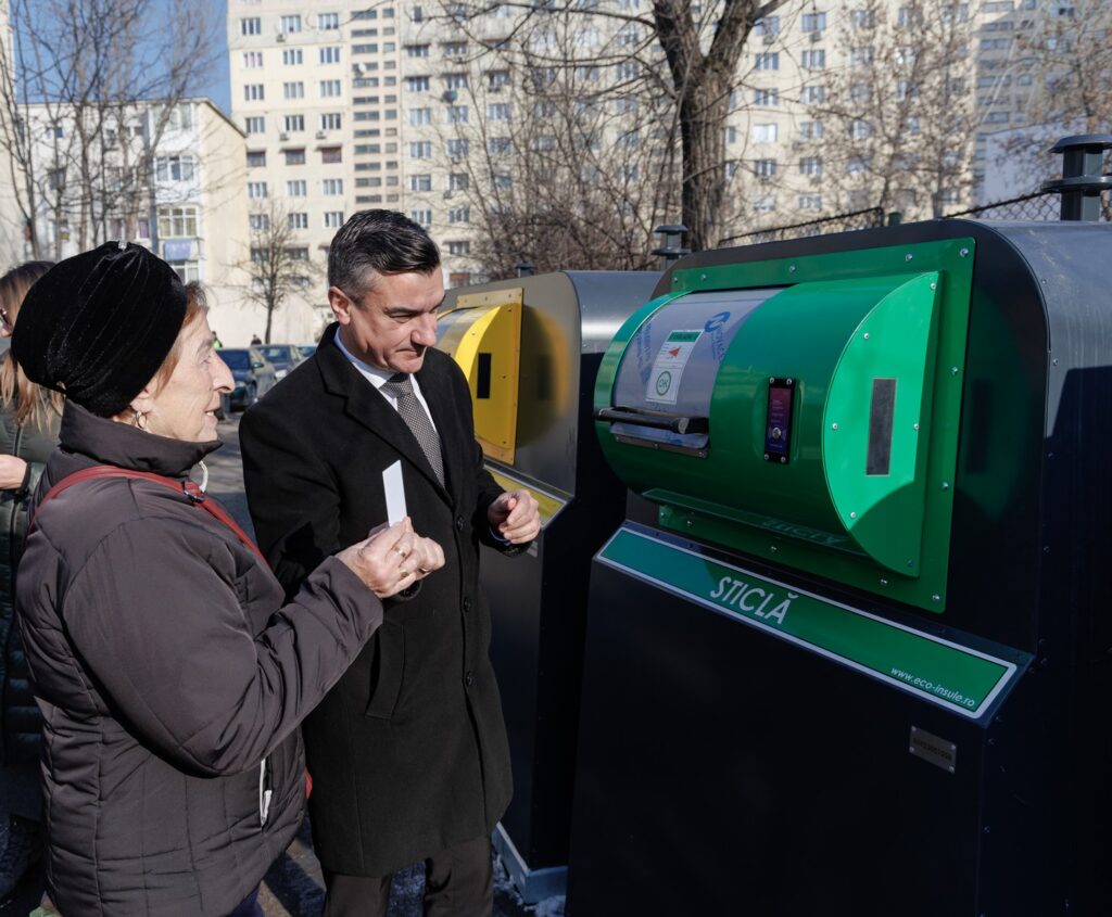 Orașul din România care face digitalizarea gunoiului. Poți arunca la container doar pe baza unui card sau printr-o aplicație de mobil