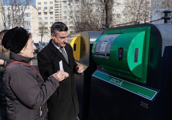 Orașul din România care face digitalizarea gunoiului. Poți arunca la container doar pe baza unui card sau printr-o aplicație de mobil