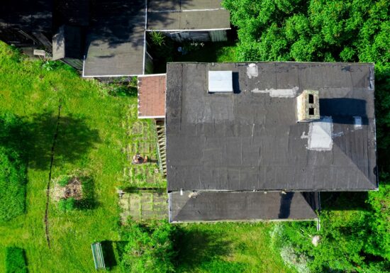 Guvernul se uită prin satelit la casele românilor: Cum va identifica construcțiile ilegale pentru a le dubla impozitele