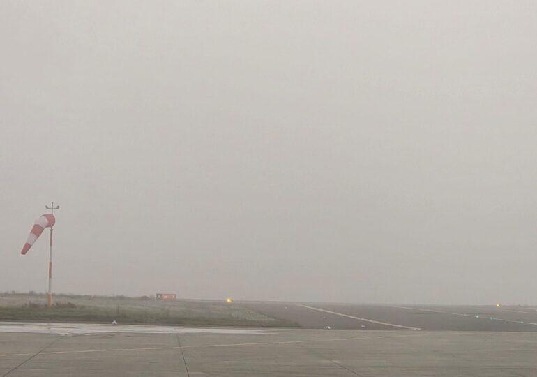 Vremea rea face probleme în mai multe zone din țară: zboruri anulate, risc de inundații și trafic rutier îngreunat