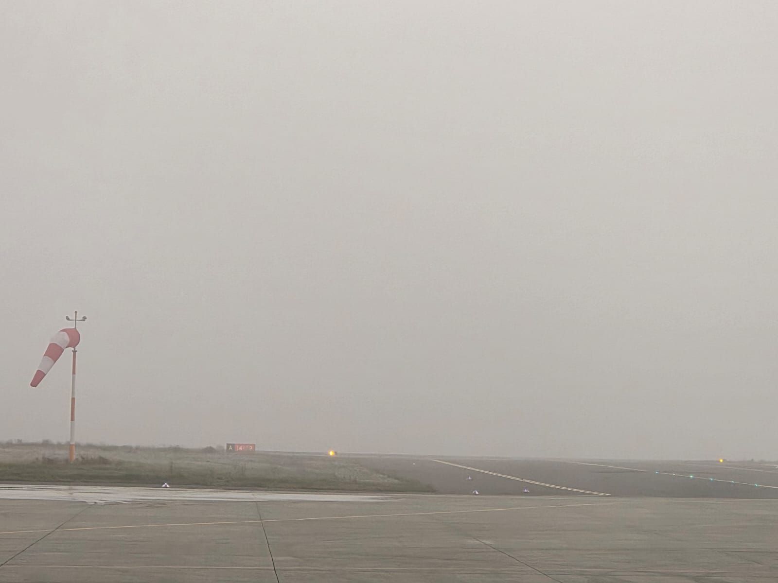 Vremea capricioasă afectează țara: zboruri anulate, inundații și trafic îngreunat