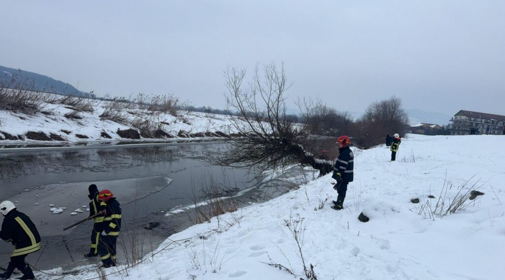 Doi copii au căzut în râul Someș, la Gherla. Unul a fost salvat, celălalt este căutat de scafandri