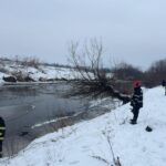 Doi copii au căzut în râul Someș, la Gherla. Unul a fost salvat, celălalt este căutat de scafandri