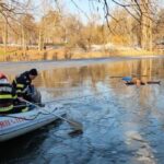 Un copil de cinci ani a fost salvat după ce a căzut într-un lac înghețat. Șase adulți au sărit în apă să ajute (Video)