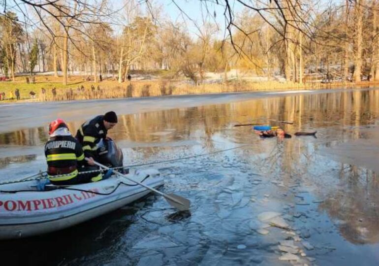 Un copil de cinci ani a fost salvat după ce a căzut într-un lac înghețat. Șase adulți au sărit în apă să ajute (Video)