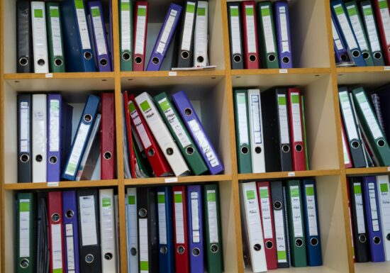 Cum pot eficientiza arhivarea documentelor cu ajutorul bibliorafturilor? Produse recomandate în 2026