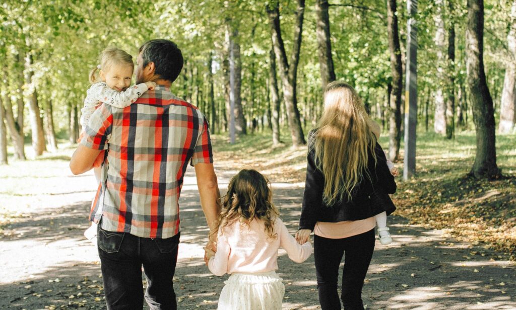 Cât spune ministrul Manole că trebuie să câștige o familie cu doi copii pentru un trai decent în România