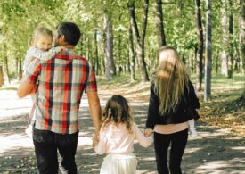 Cât spune ministrul Manole că trebuie să câștige o familie cu doi copii pentru un trai decent în România