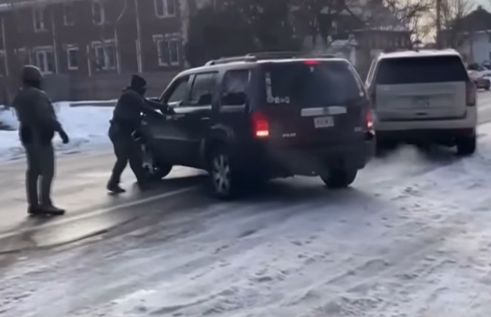 Femeie împușcată mortal de un agent ICE la Minneapolis. JD Vance dă vina pe victimă (Video)