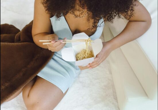 Îți crește mult glicemia după masă? Ce spune asta despre riscul tău de Alzheimer