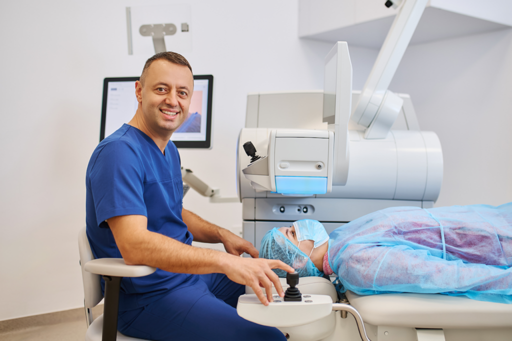 Cataracta, tratată la standarde internaționale. Dr. Teodor Holhoș, primul chirurg oftalmolog din România care primește acreditarea „Master Surgeon in Minimally Invasive Surgery”