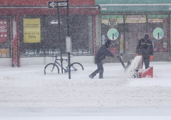 Estul Americii, paralizat de furtună: Cel puțin 13 morți, pană uriașă de curent, mii de zboruri anulate (Foto & Video). Trump îi întreabă pe "insurgenții ecologiști" unde-i încălzirea globală