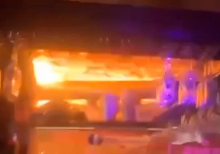 Fotografia care surprinde momentul în care izbucnește incendiul teribil din Crans-Montana. Flăcările au pornit de la tavan, peste 40 de oameni au murit