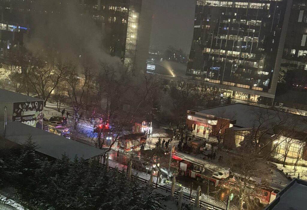Incendiu în zona metroului Pipera. Trafic aproape blocat pe Dimitrie Pompeiu