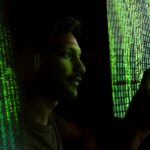 Inteligența artificială ar putea elimina milioane de locuri de muncă în 2026, avertizează „nașul AI”