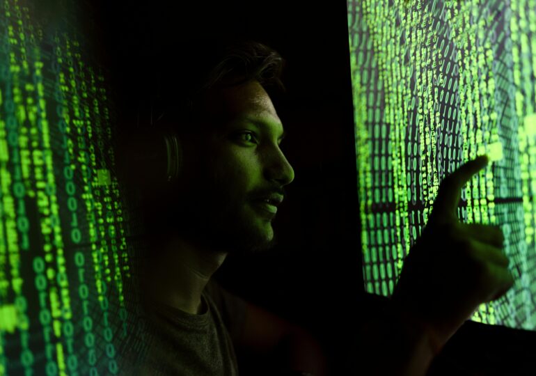 Inteligența artificială ar putea elimina milioane de locuri de muncă în 2026, avertizează „nașul AI”