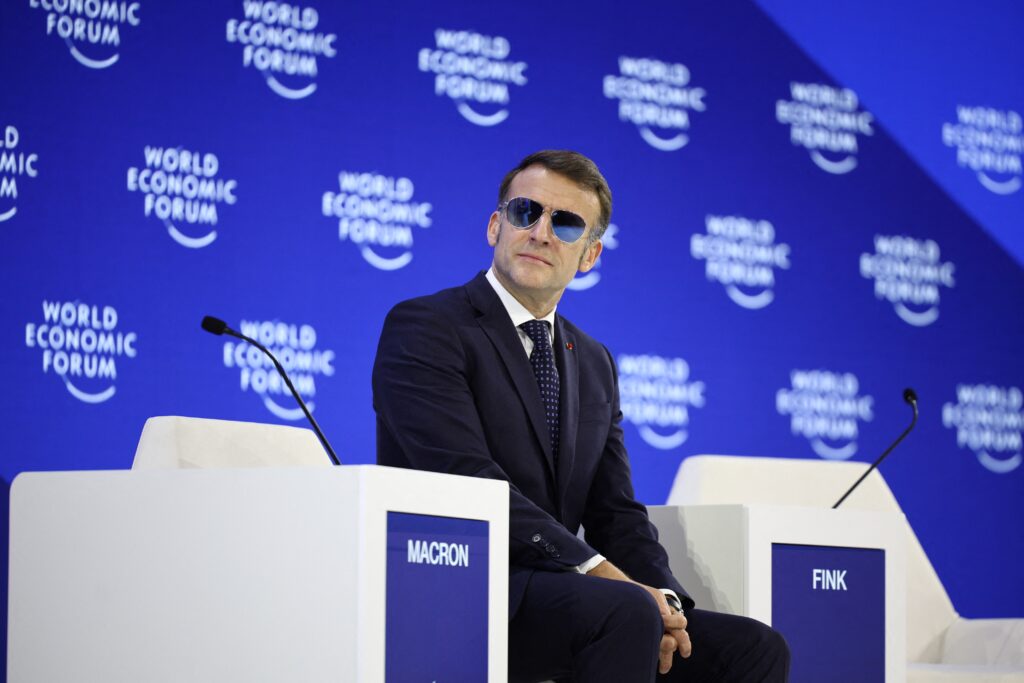 Ochelarii stil ”Top Gun” purtați de Macron în timpul discursului de la Davos au cucerit internetul (Foto)