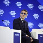 Ochelarii stil ”Top Gun” purtați de Macron în timpul discursului de la Davos au cucerit internetul (Foto)