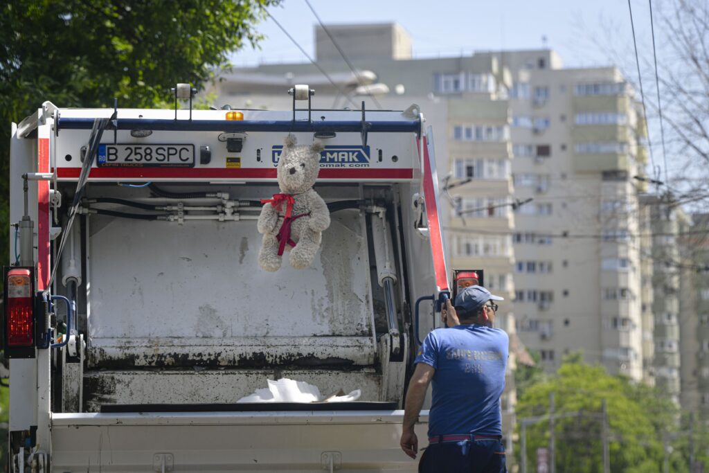 Lupta cu deșeurile, București, 2023 vs 2025: Cât din gunoiul fiecărui bucureștean ajunge, zilnic, la groapa de la Vidra. Și ce primării de sector bat pasul pe loc