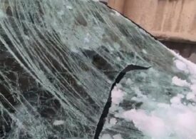 Mașini avariate grav de zăpadă și gheață căzute de pe acoperișuri, la Alba Iulia (Video)