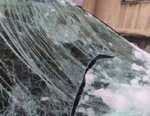 Mașini avariate grav de zăpadă și gheață căzute de pe acoperișuri, la Alba Iulia (Video)