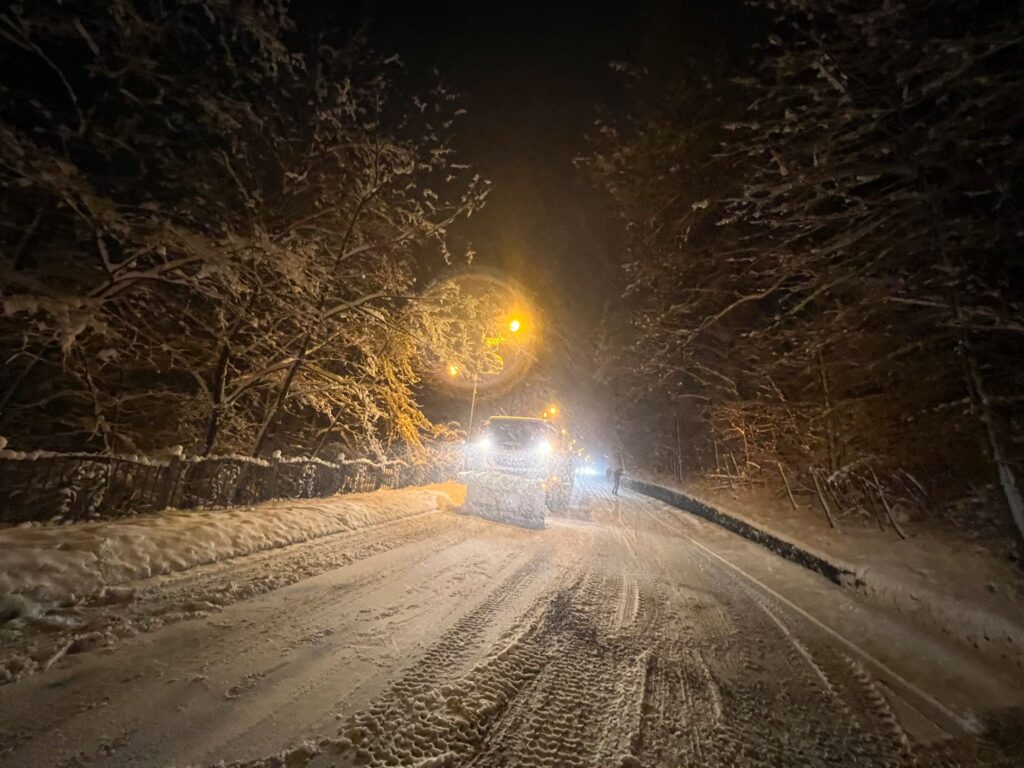 Trafic îngreunat de zăpadă și viscol pe mai multe autostrăzi și drumuri naționale. E și un cod galben de ploaie și polei