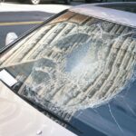 Un adolescent s-a ales cu dosar penal după ce a spart parbrizele unor mașini într-o provocare pe Tik Tok